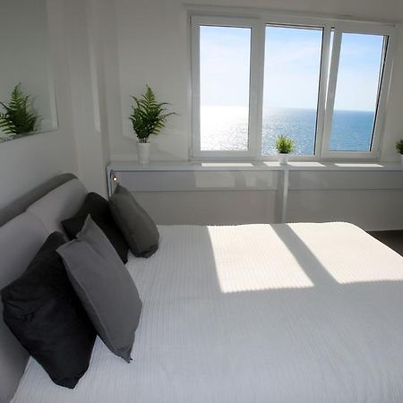 White Residence Luxury Apartments Sarandë 객실 사진