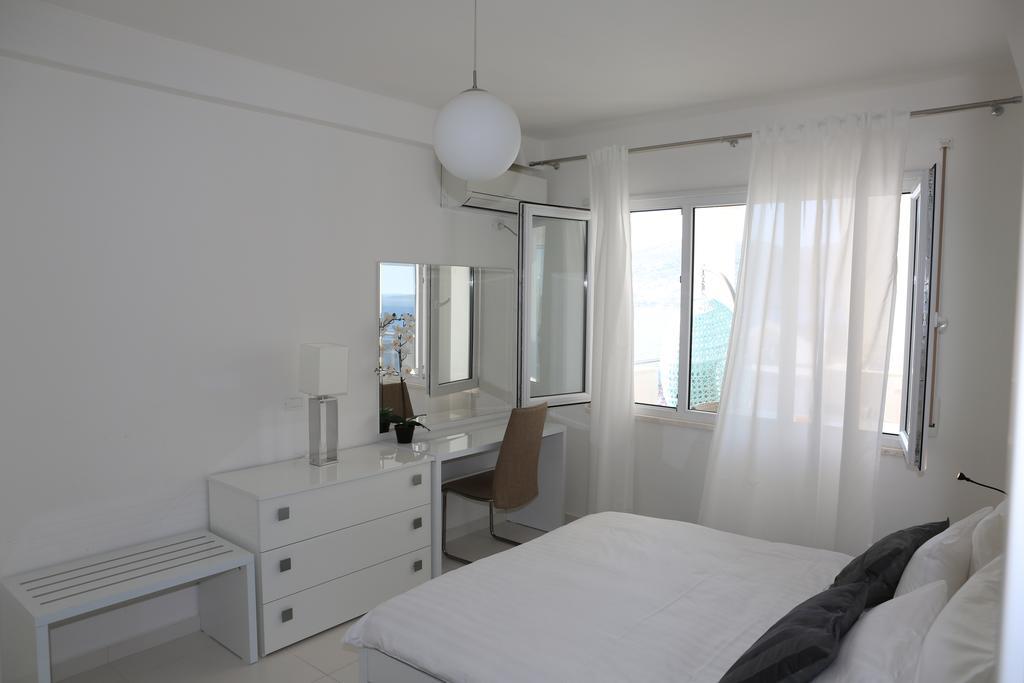 White Residence Luxury Apartments Sarandë 객실 사진